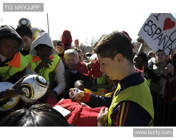 足球明星遭粉丝围堵引发热议视频曝光瞬间引发网络讨论
